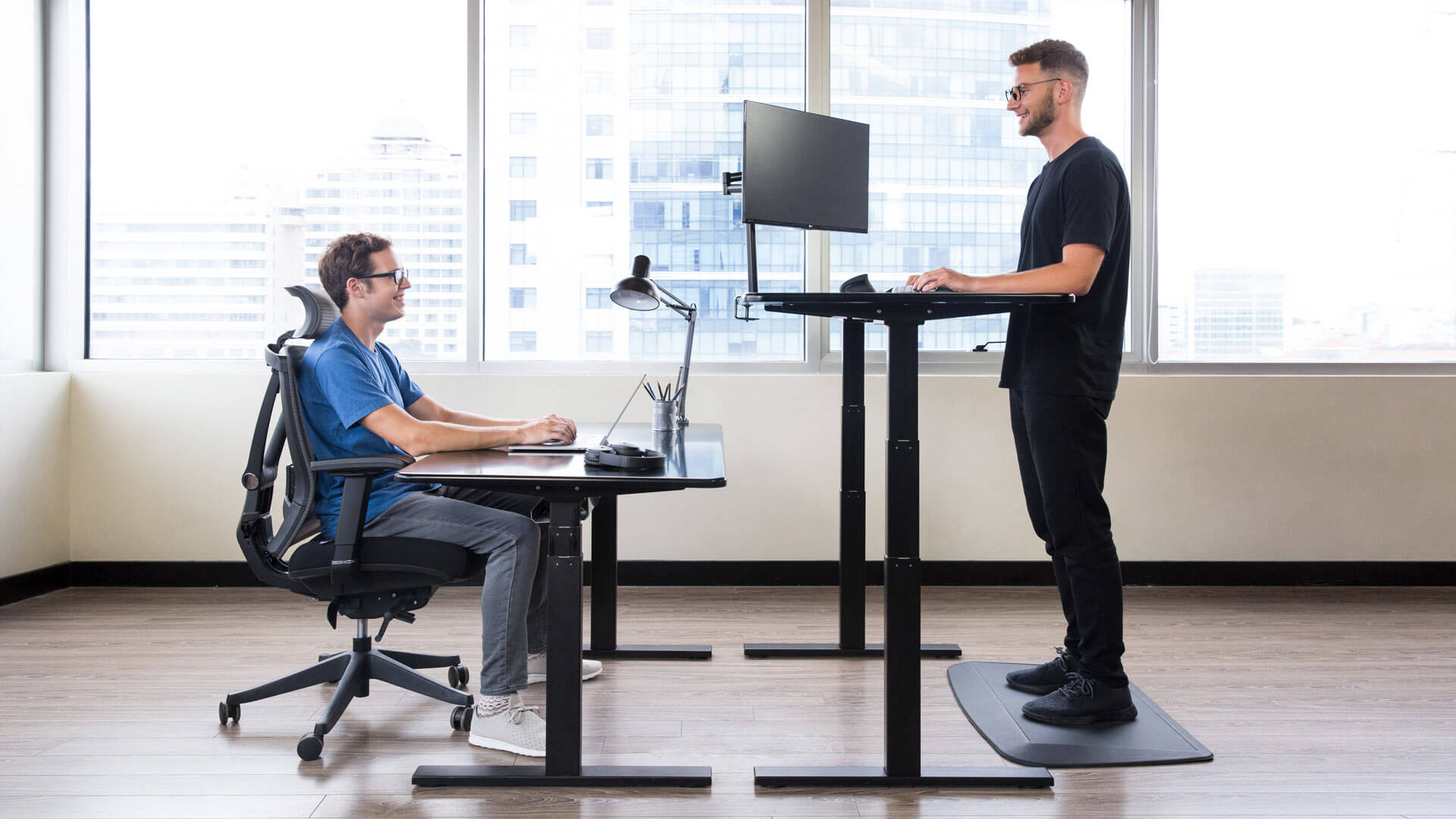 Перемещать стол. Autonomous SMARTDESK 2. Стоячее рабочее место. Стоячие места в офисе. Стоячие столы для офиса.