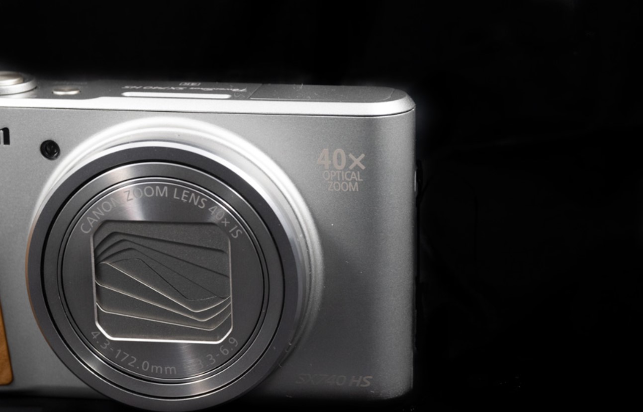 A CAMERA THAT FITS IN YOUR POCKET